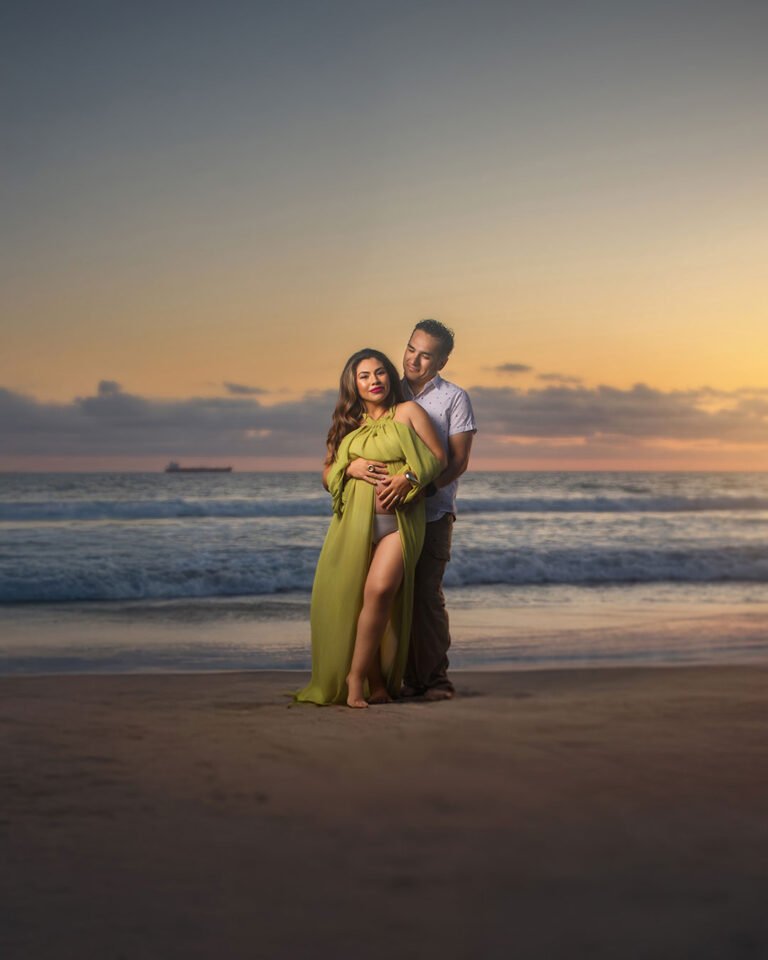 Sesión de embarazada en Rosarito, pareja abrazada al atardecer — César Fernández Fotógrafo