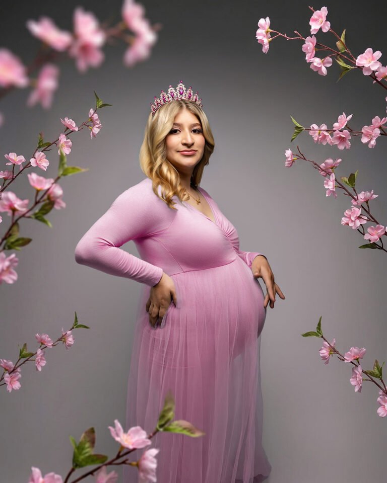 foto de maternidad o embarazo con mujer rodeada de flores